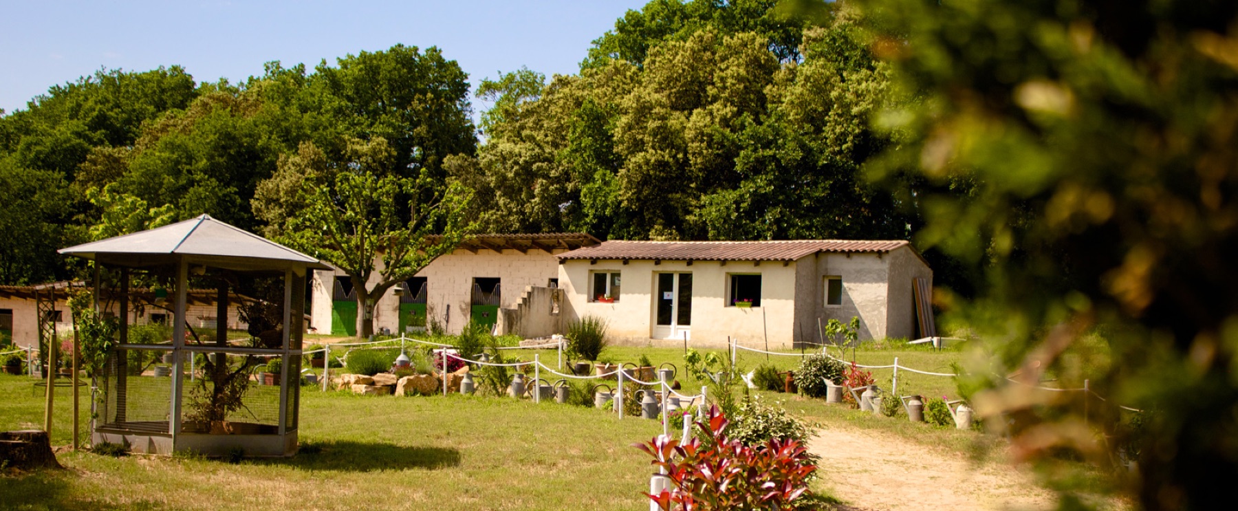 Les écuries en pierre et le domaine du Haras de Mérindol à Mornas
