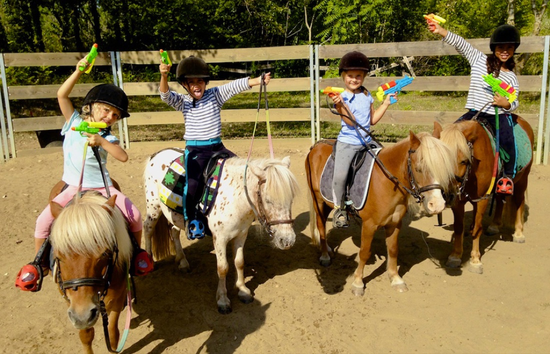 Enfants du poney-club en stage d'été