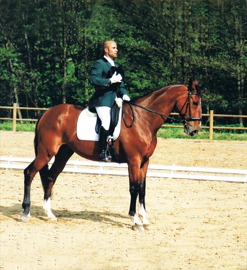 Alexandre Maimone en tenue de concours, monté en dressage